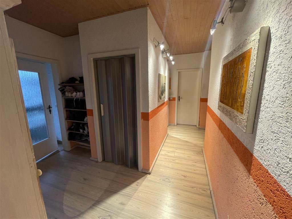 Charmantes Zweifamilienhaus  bietet Ihnen viel Platz für Ihre  Ideen. (Häger)