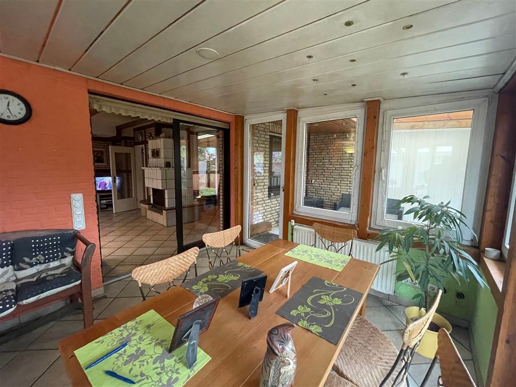 Charmantes Zweifamilienhaus  bietet Ihnen viel Platz für Ihre  Ideen. (Häger)