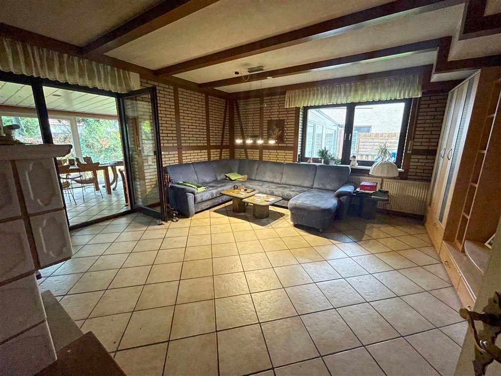 Charmantes Zweifamilienhaus  bietet Ihnen viel Platz für Ihre  Ideen. (Häger)