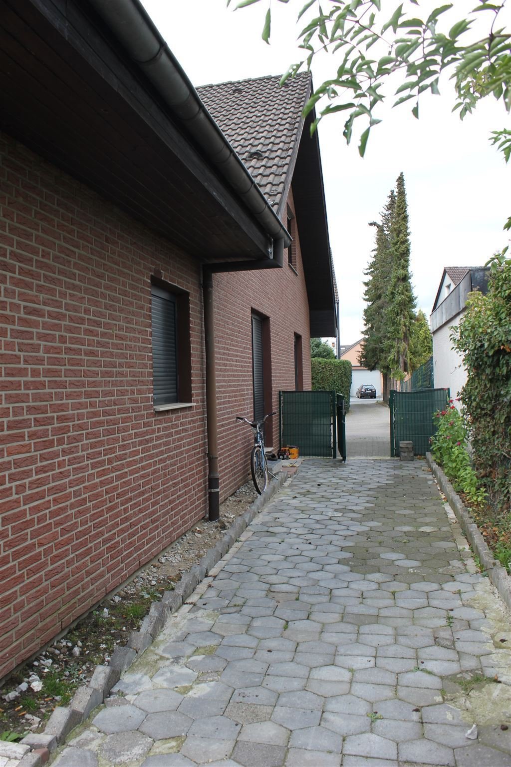 Charmantes Einfamilienhaus mit  Einliegerwohnung und Baugrundstück  mit viel Platz für Ihre Ideen. 