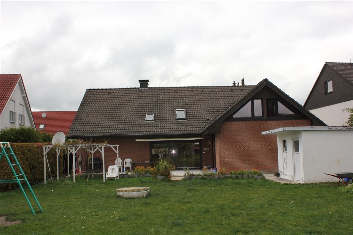 Charmantes Einfamilienhaus mit  Einliegerwohnung und Baugrundstück  mit viel Platz für Ihre Ideen. 