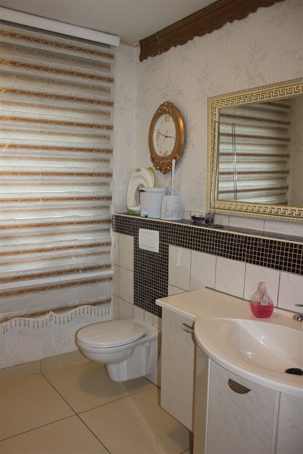 Charmantes Einfamilienhaus mit  Einliegerwohnung und Baugrundstück  mit viel Platz für Ihre Ideen. 