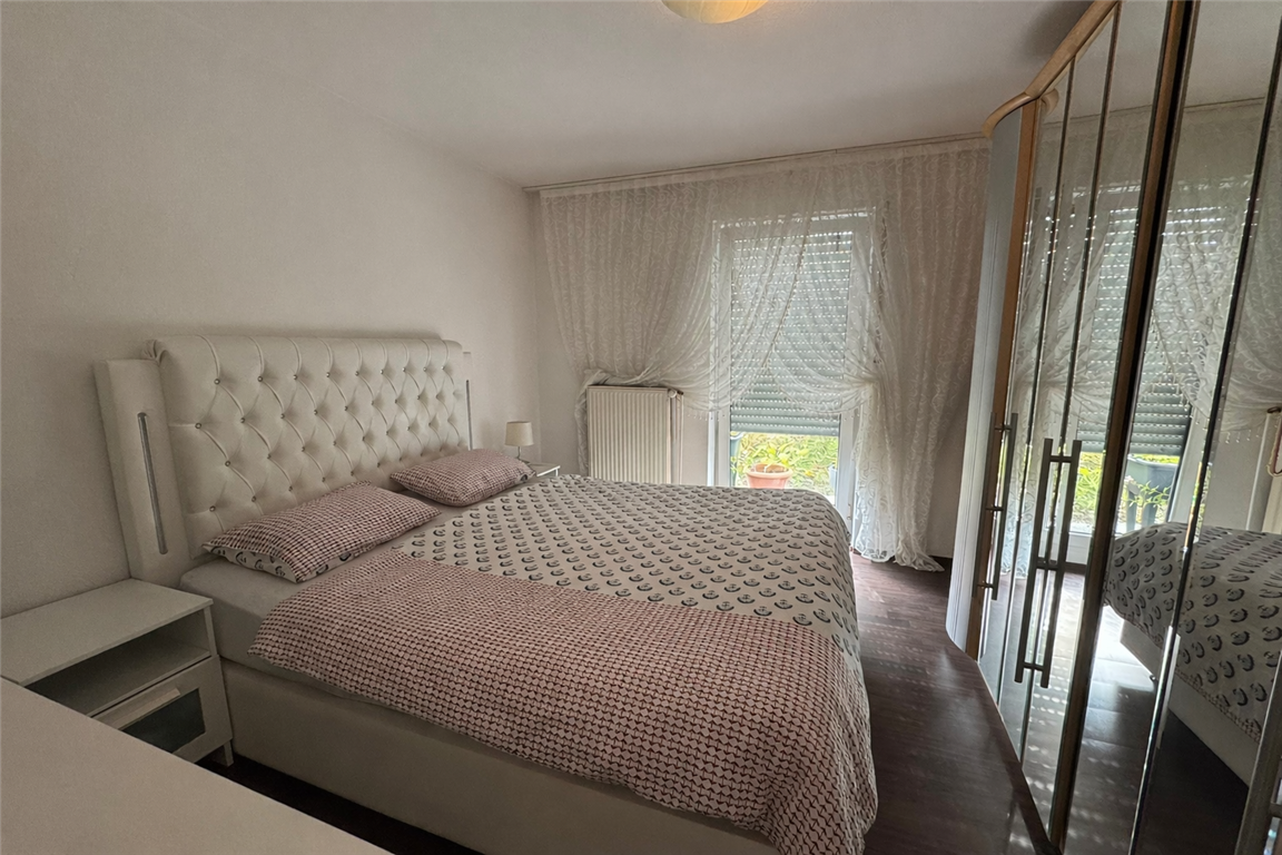 Lichtdurchflutete Wohnung mit  verglastem Wohnbereich & Terrasse 