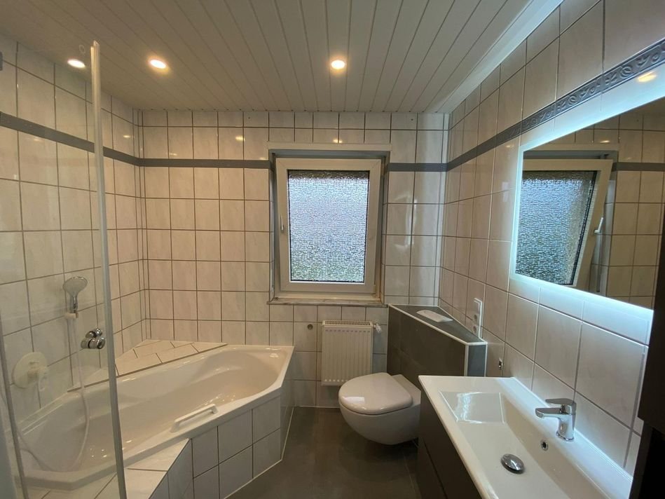 Kapitalanlage mit solider Rendite – Gepflegtes Zweifamilienhaus in Bünde mit Garten, Balkon & 4 Stellplätzen