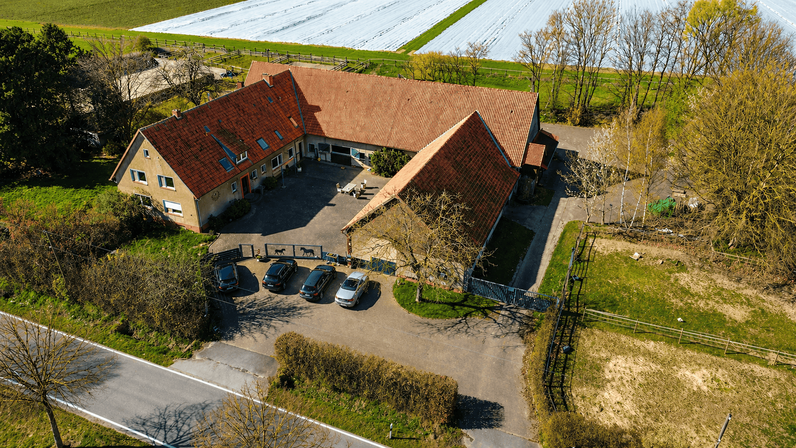 Exklusives Anwesen mit Reitanlage auf ca. 35.000 m² Grundstück in idyllischer Lage