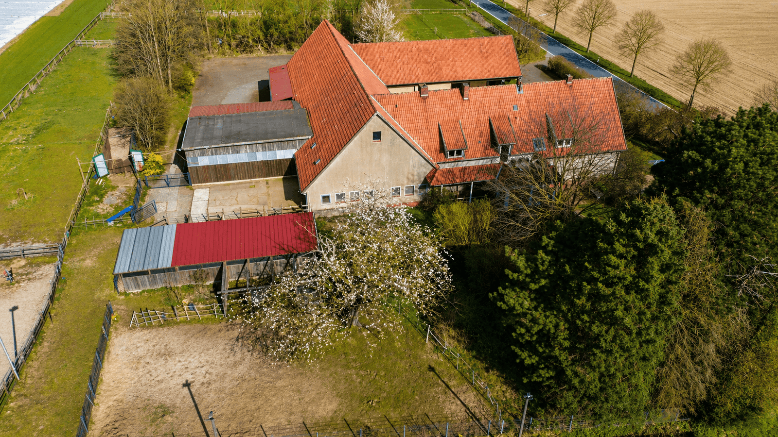 Exklusives Anwesen mit Reitanlage auf ca. 35.000 m² Grundstück in idyllischer Lage