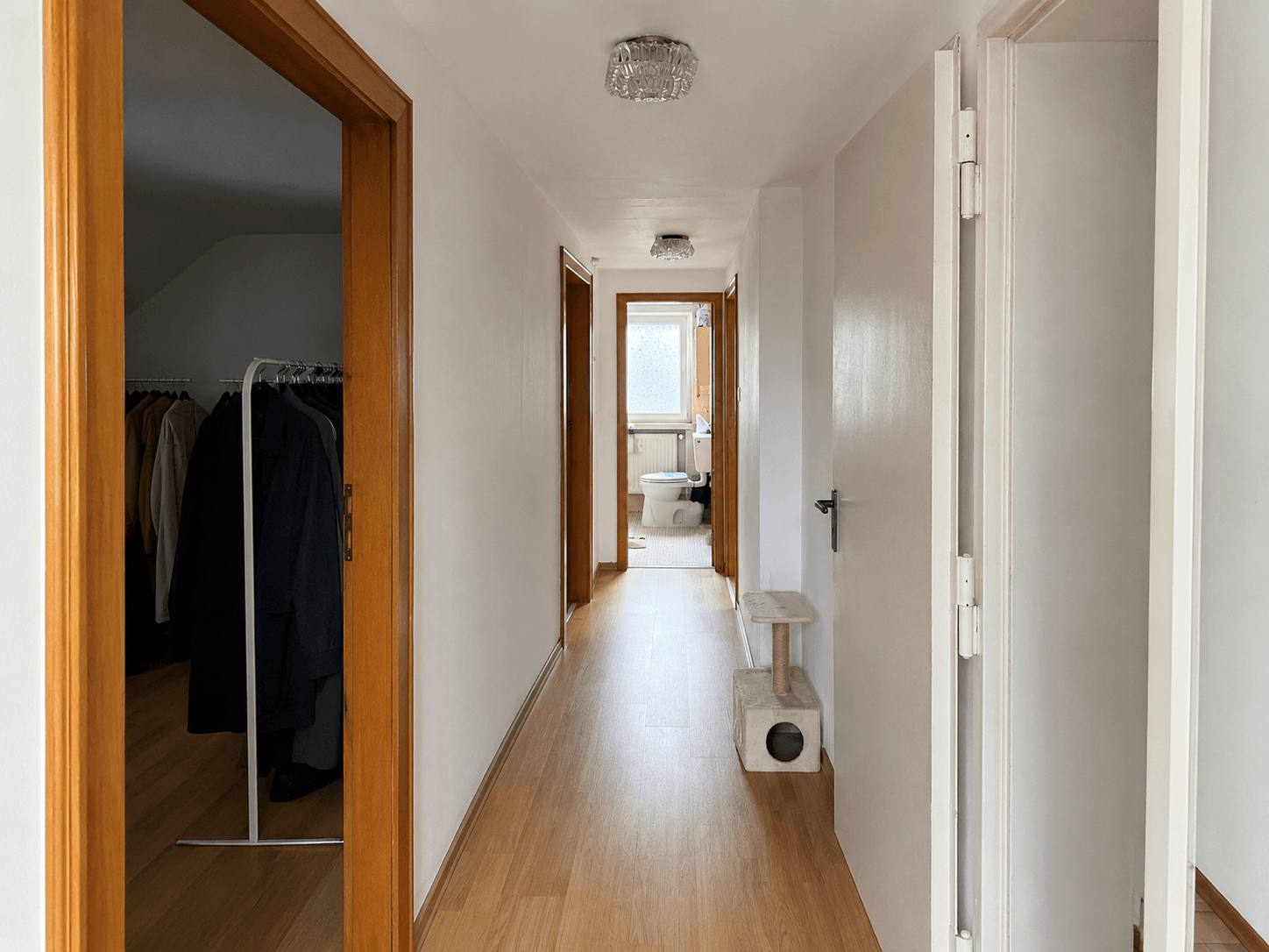 Zweifamilienhaus mit großem Grundstück, Garage, Carport und vielseitigem Nutzungspotenzial