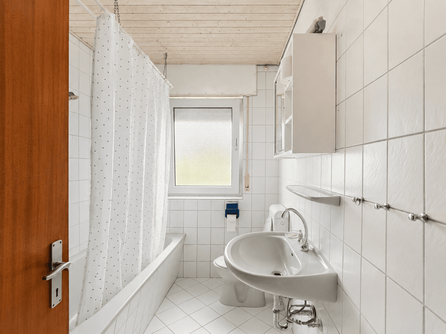 Zweifamilienhaus mit großem Grundstück, Garage, Carport und vielseitigem Nutzungspotenzial