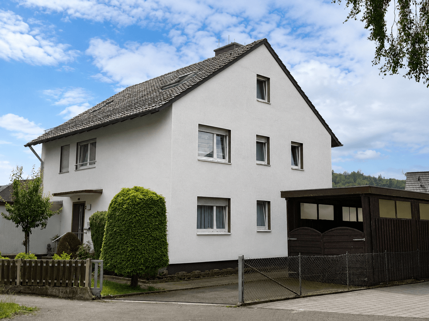 Zweifamilienhaus mit großem Grundstück, Garage, Carport und vielseitigem Nutzungspotenzial