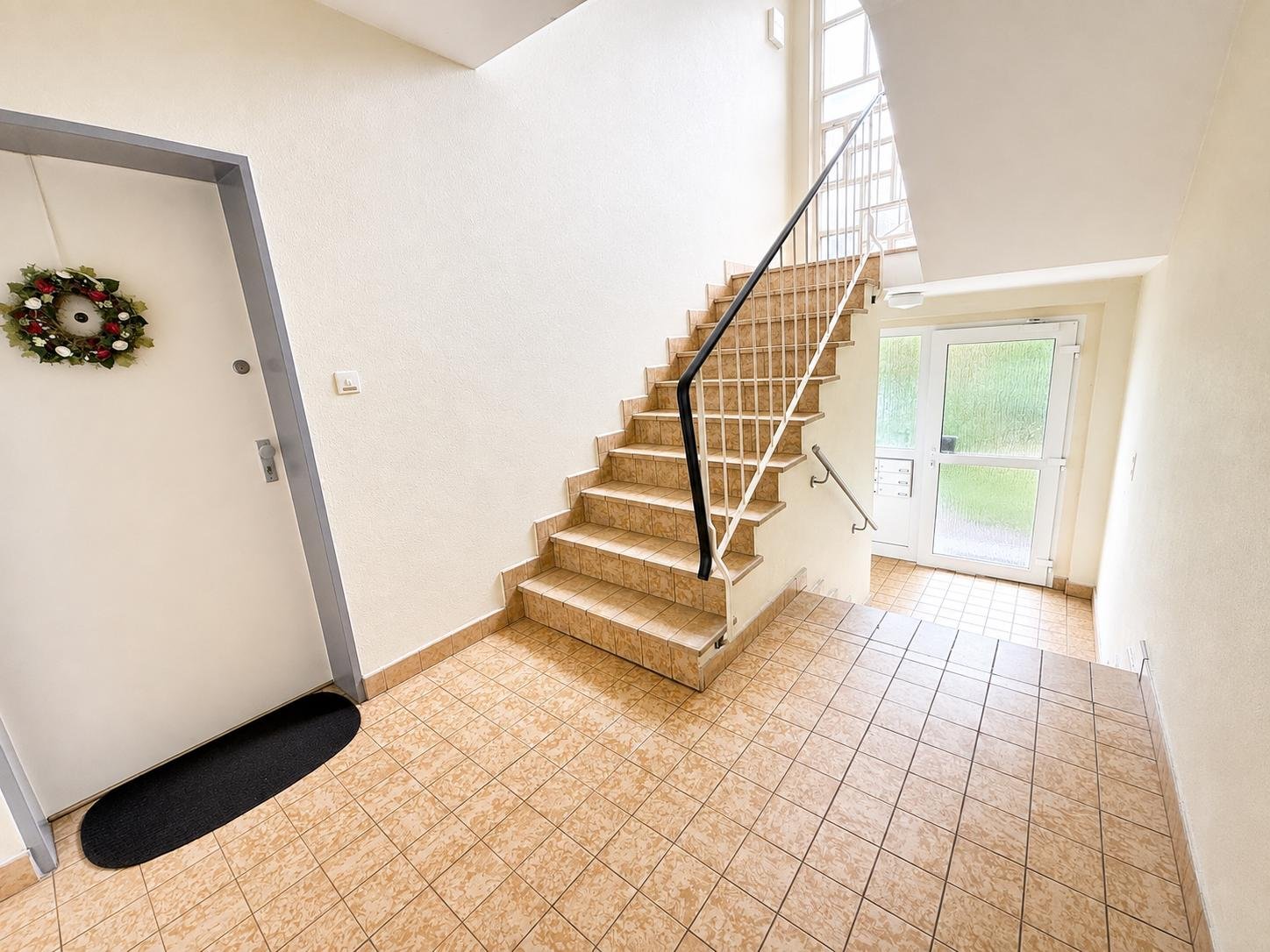 Provisionsfrei: Kernsanierte 4-Zimmer-Eigentumswohnung mit Balkon, zwei Stellplätzen und Teilungsmöglichkeit