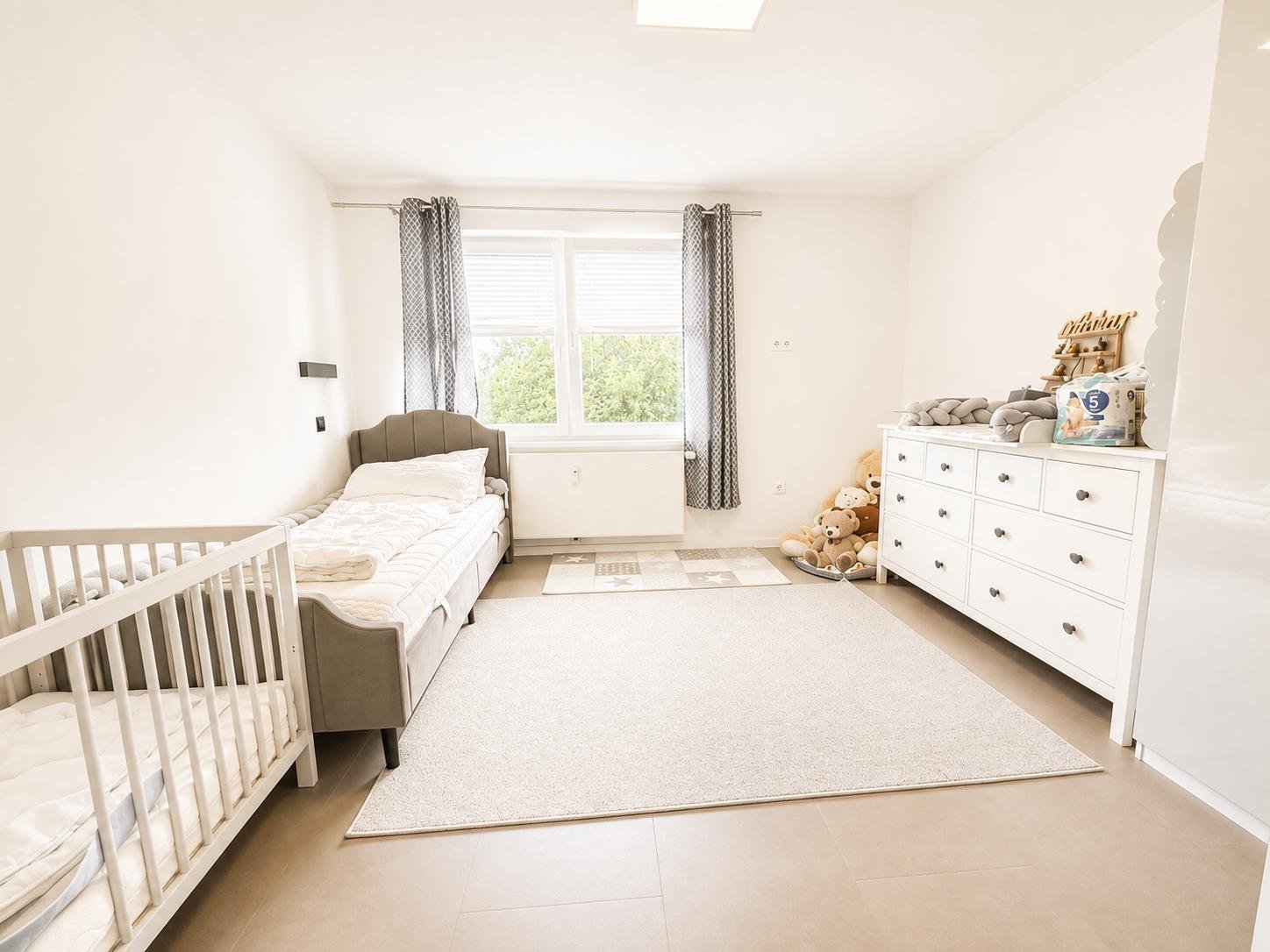 Provisionsfrei: Kernsanierte 4-Zimmer-Eigentumswohnung mit Balkon, zwei Stellplätzen und Teilungsmöglichkeit