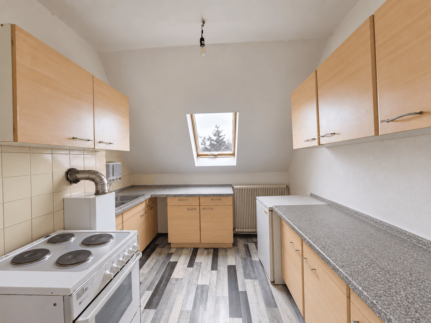 Vermietete 2-Zimmer-Dachgeschosswohnung mit Entwicklungspotenzial in Bielefeld-Brackwede