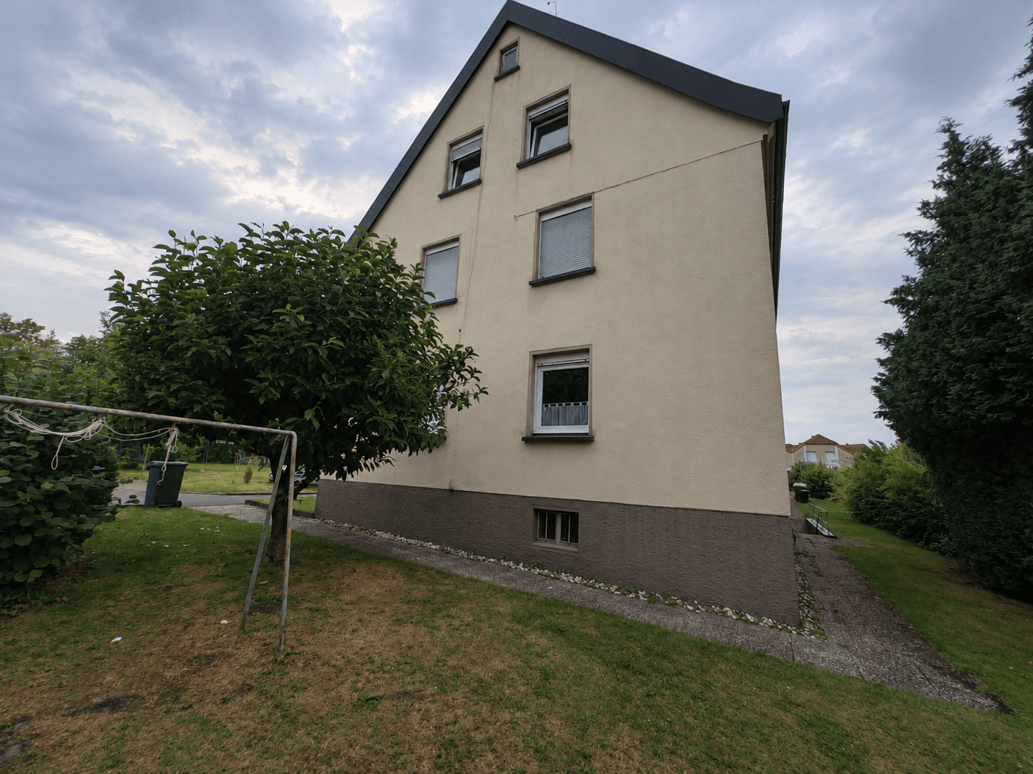 Vermietete 2-Zimmer-Dachgeschosswohnung mit Entwicklungspotenzial in Bielefeld-Brackwede