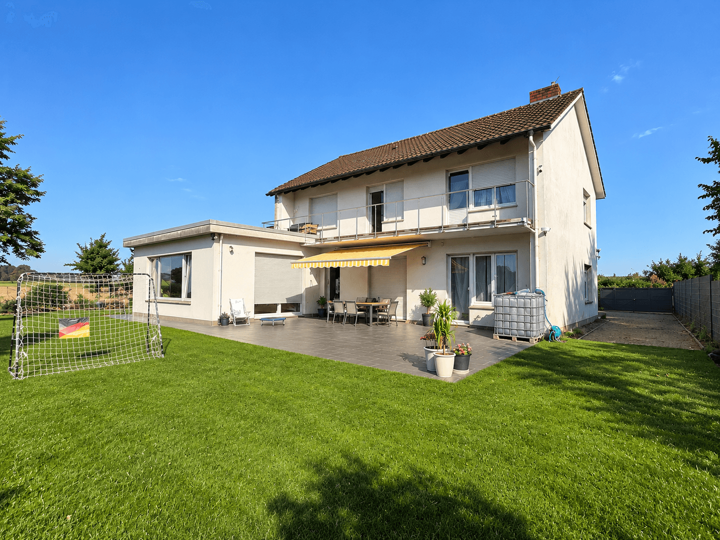Großzügiges Wohnhaus mit Einliegerwohnung, Vollkeller und großem Grundstück in Detmold