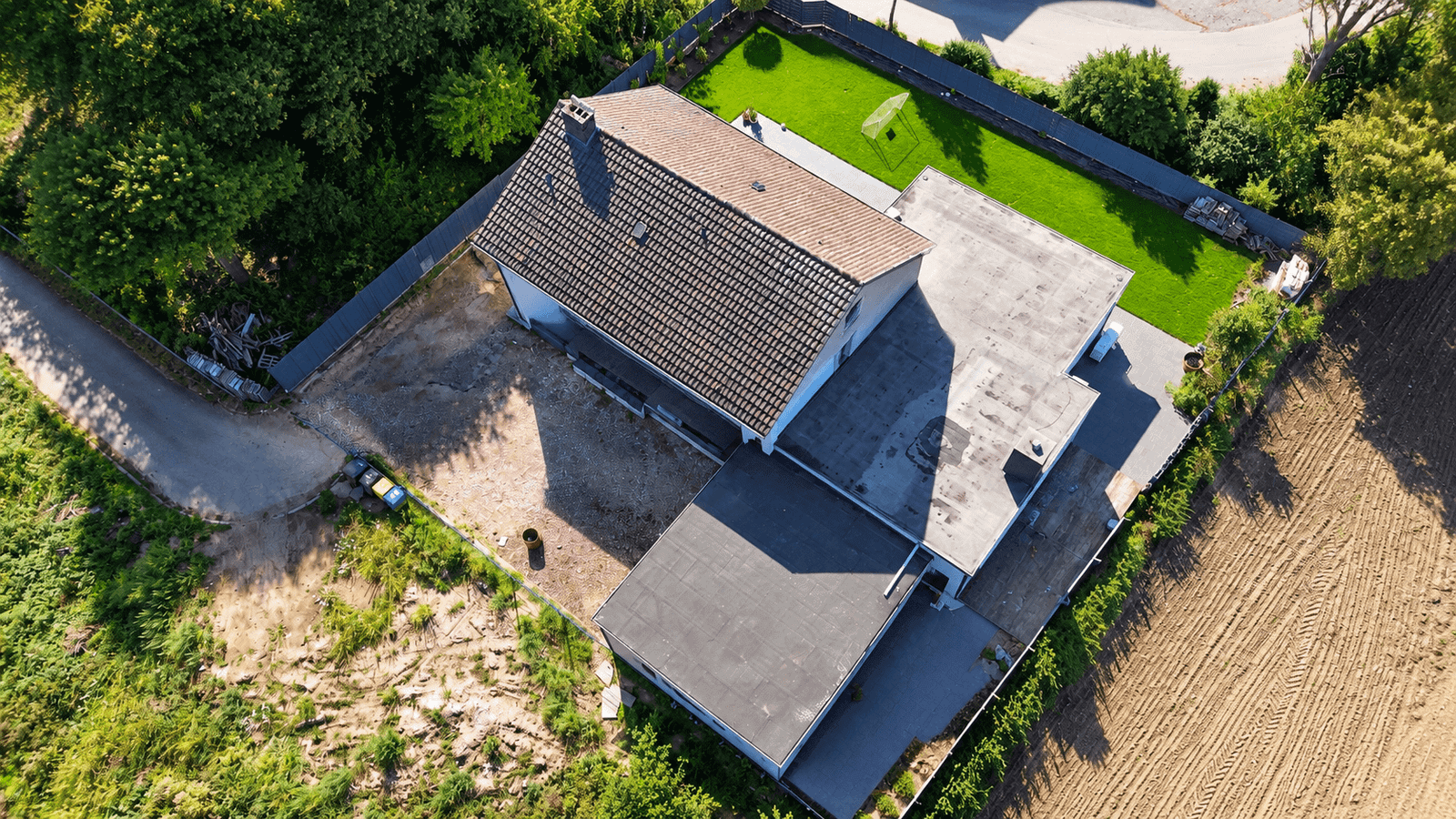 Großzügiges Wohnhaus mit Einliegerwohnung, Vollkeller und großem Grundstück in Detmold