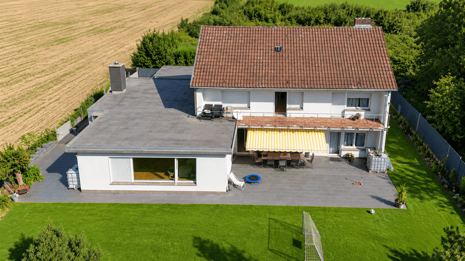 Großzügiges Wohnhaus mit Einliegerwohnung, Vollkeller und großem Grundstück in Detmold