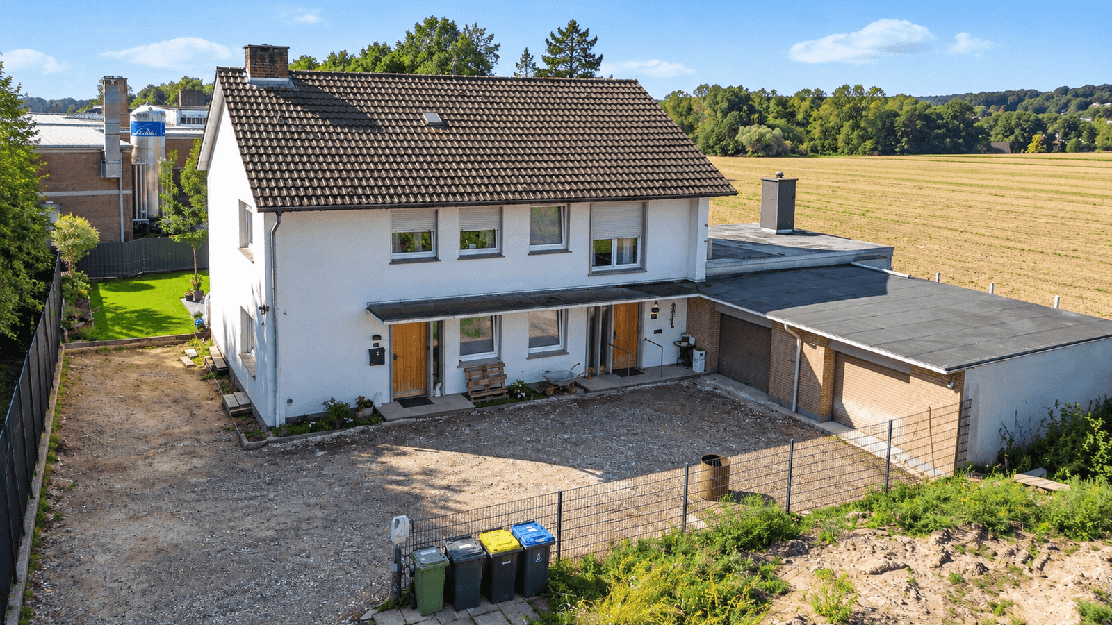 Großzügiges Wohnhaus mit Einliegerwohnung, Vollkeller und großem Grundstück in Detmold