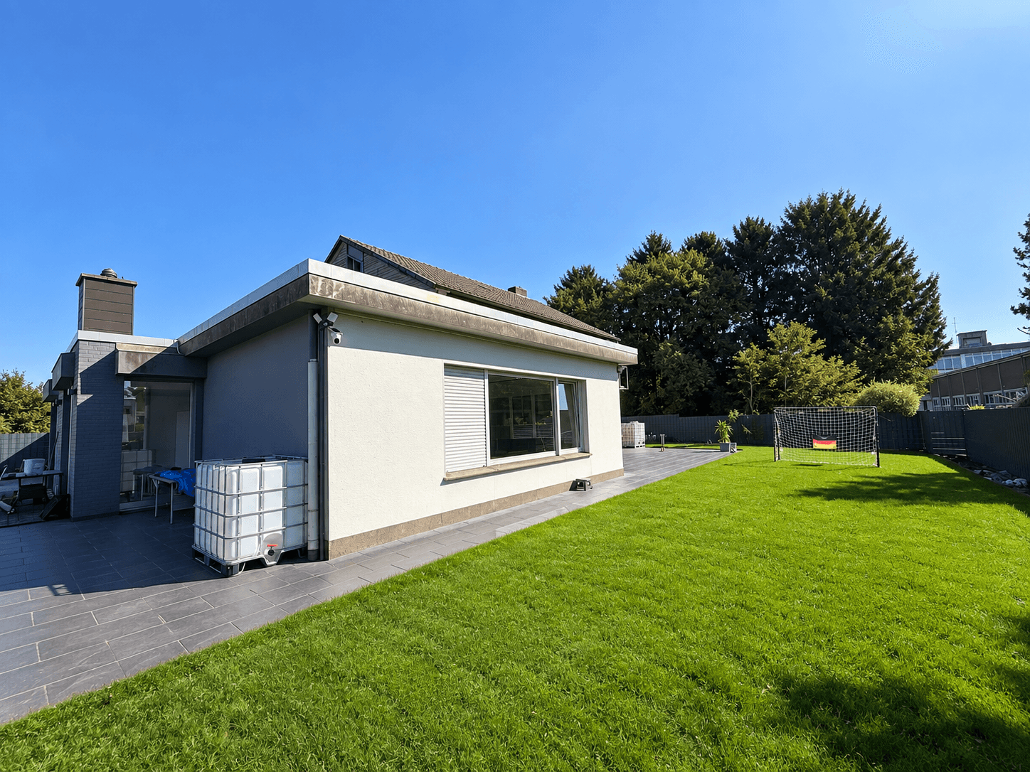 Großzügiges Wohnhaus mit Einliegerwohnung, Vollkeller und großem Grundstück in Detmold