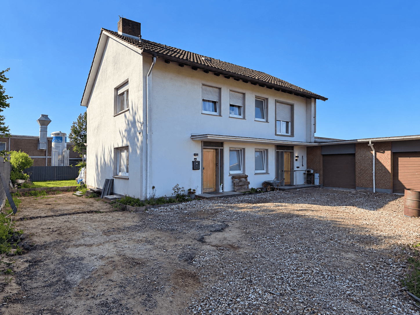 Großzügiges Wohnhaus mit Einliegerwohnung, Vollkeller und großem Grundstück in Detmold
